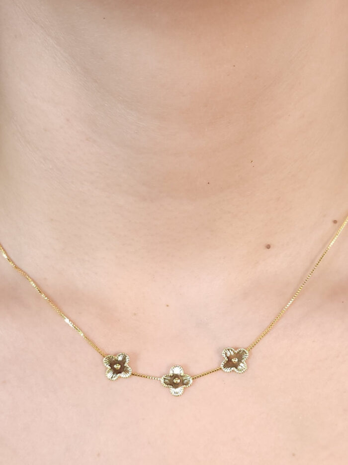 Gargantilha com três trevo dourado