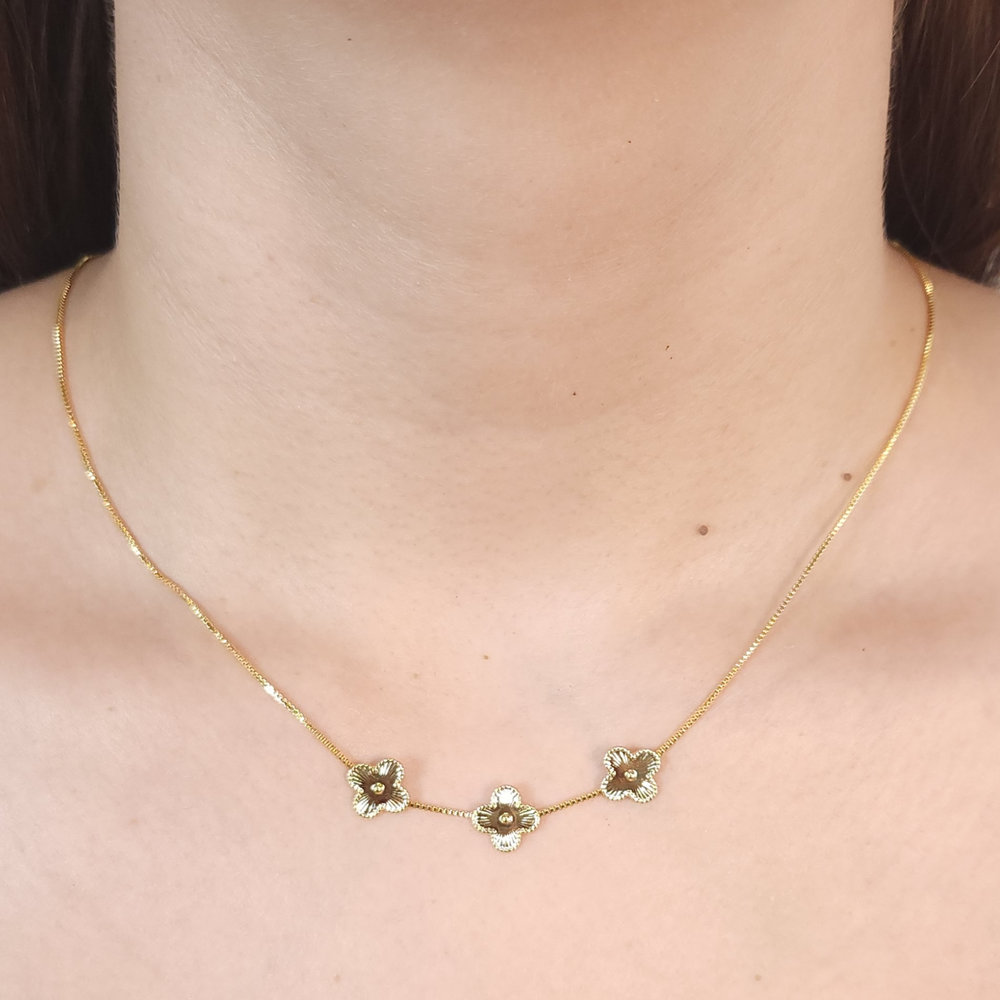 Gargantilha com três trevo dourado