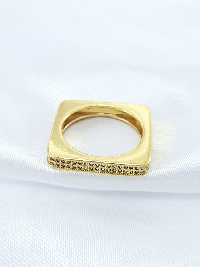 Anel formato quadrado com zircônias