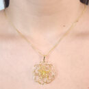 Gargantilha flor em fios vazada