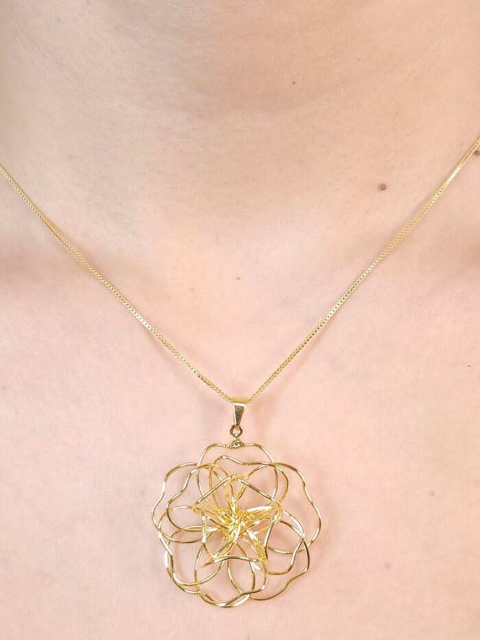 Gargantilha flor em fios vazada