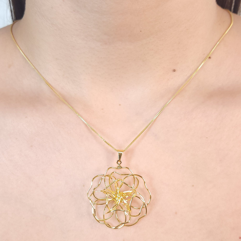 Gargantilha flor em fios vazada