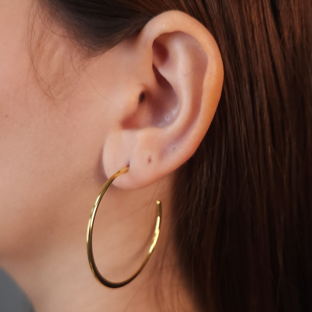 Brinco argola aberto fio liso dourado