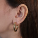 Brinco argola tubo liso dourado medio