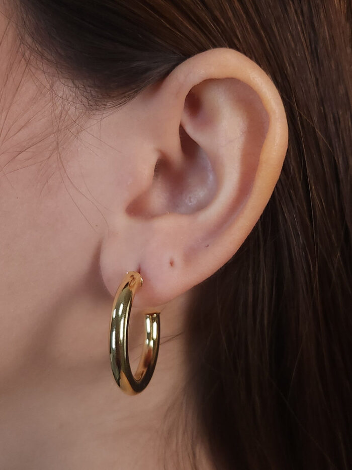 Brinco argola tubo liso dourado medio