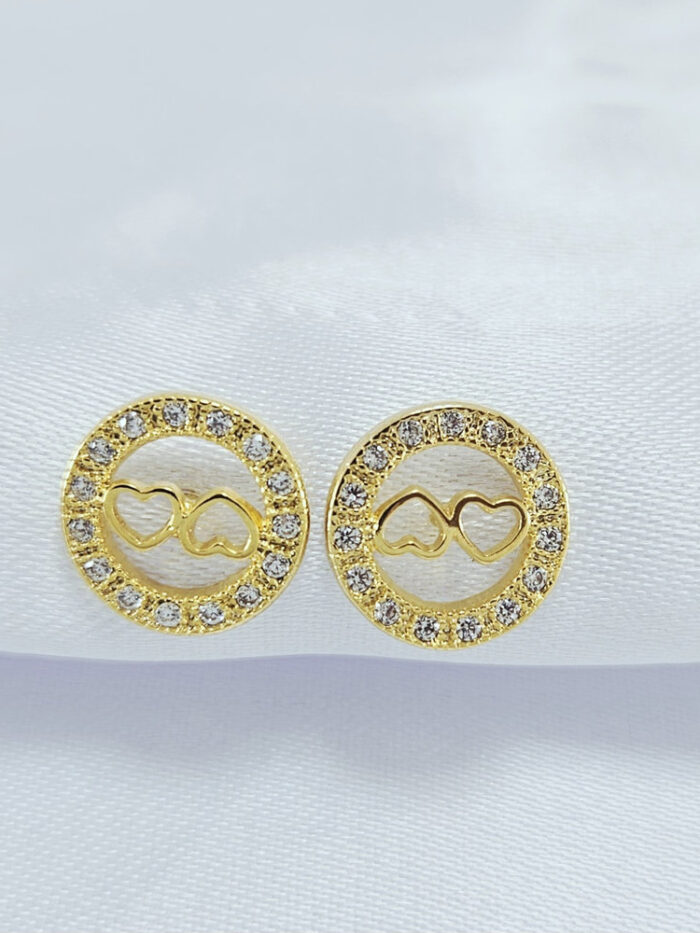 Brinco redondo vazado com duplo coração