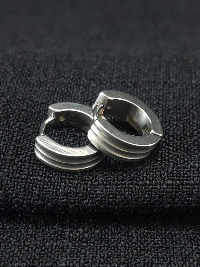 Brinco argola detalhado liso