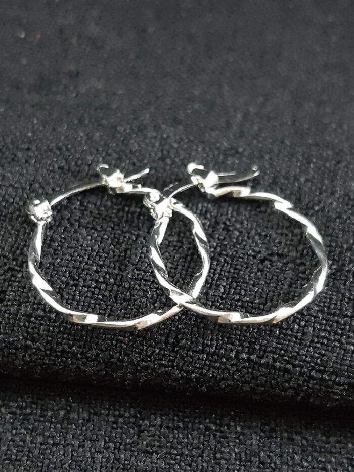 Brinco argola com fio torcido