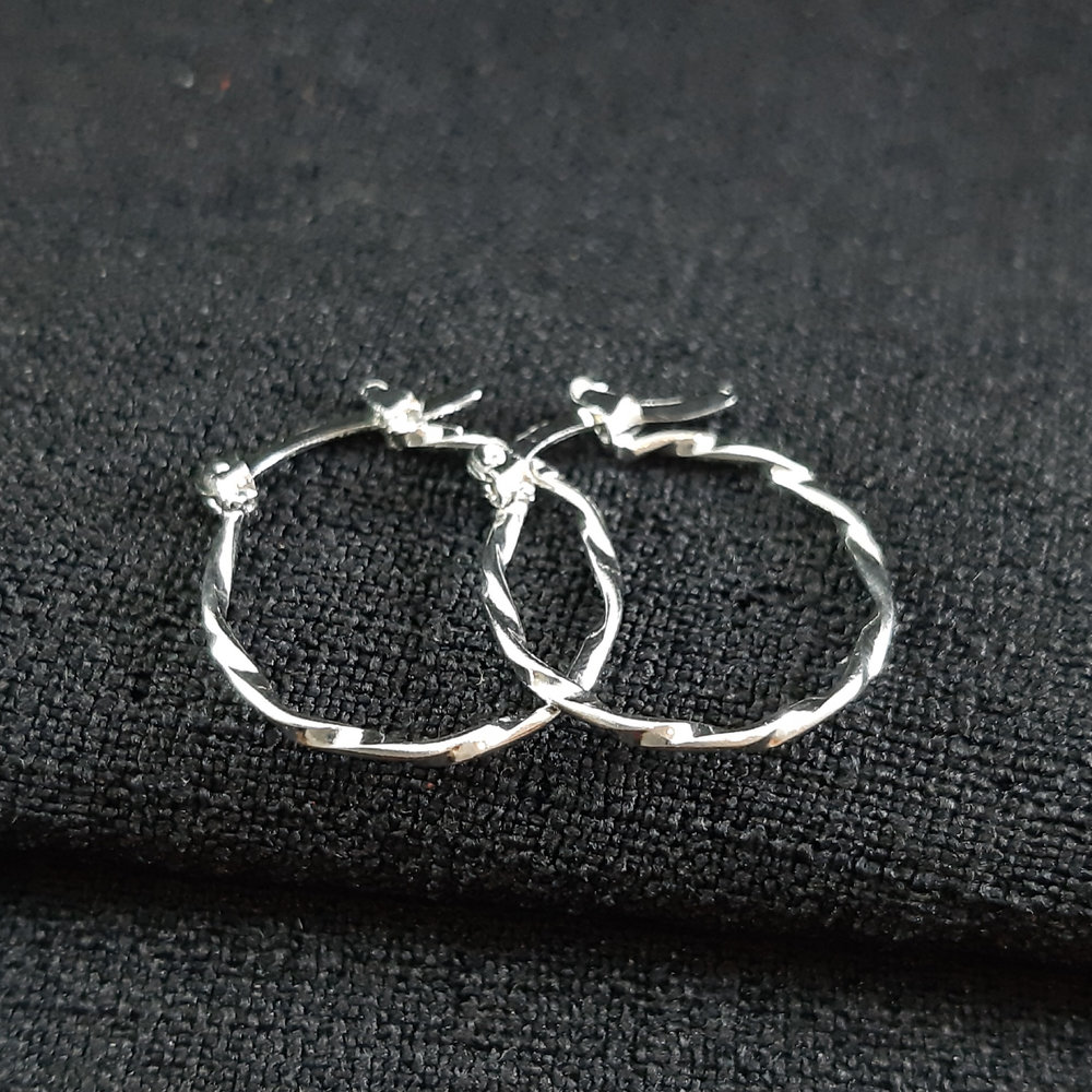 Brinco argola com fio torcido