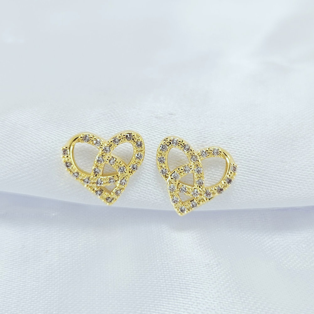 Brinco coração entrelaçado vazado e cravejado