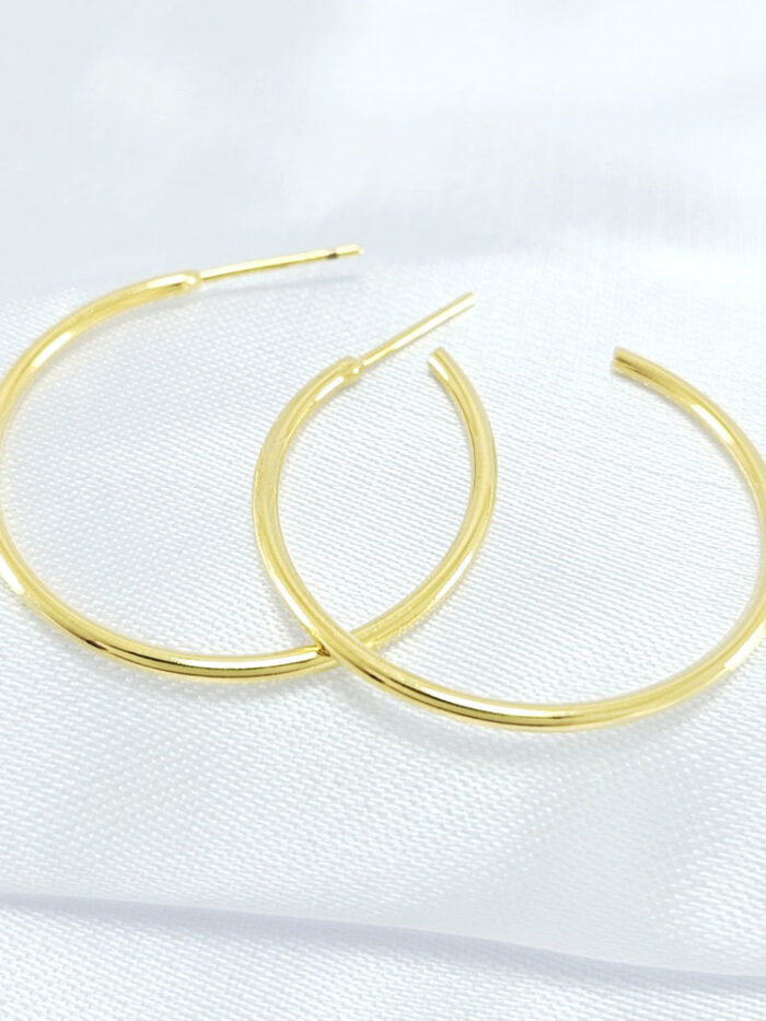 Brinco fio argola boleada