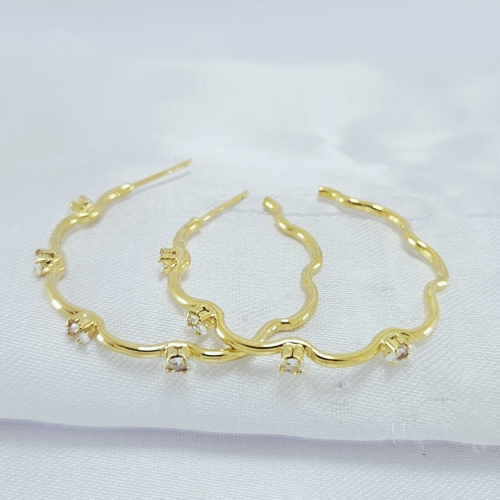 Brinco argola fio ondulado detalhado com pedra navete - Imagem 2