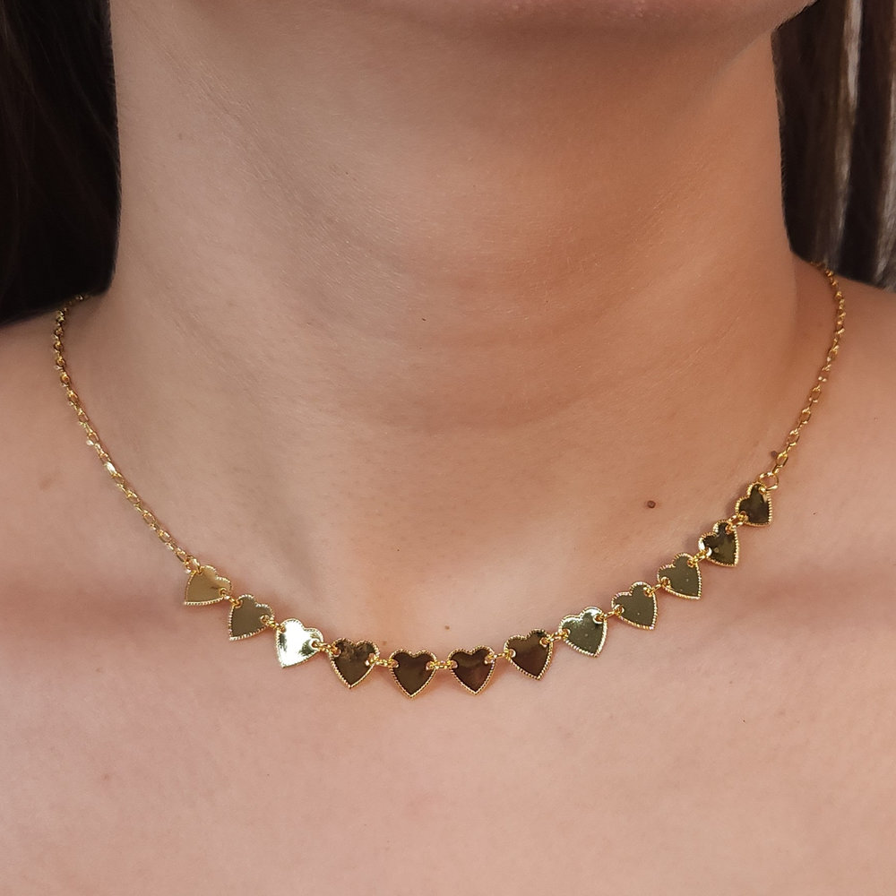 Gargantilha chocker com corações liso e detalhado