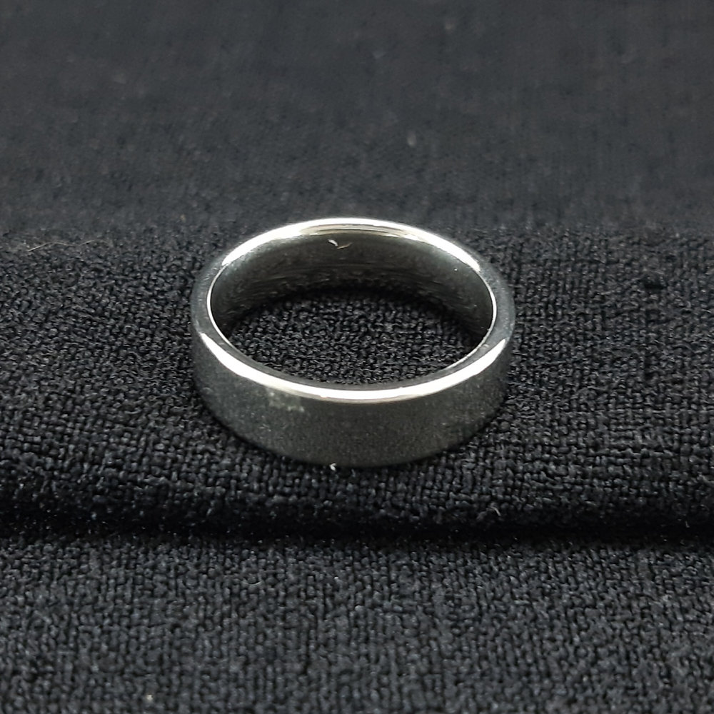 Aliança com faixa quadrada