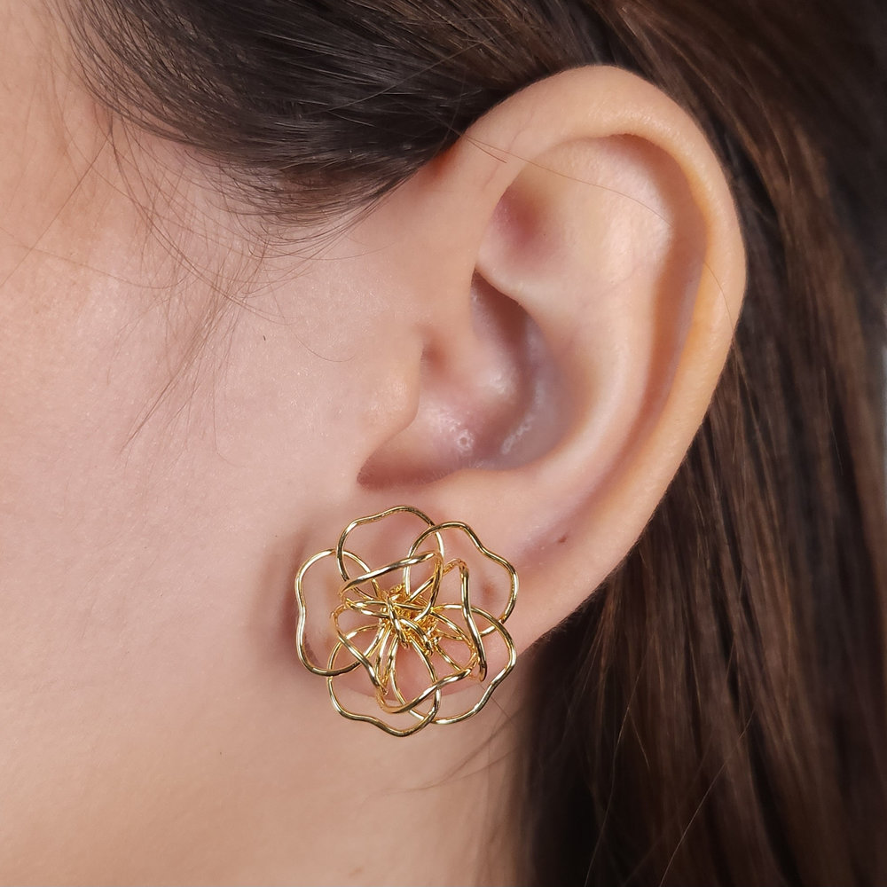 Brinco flor fio liso vazado