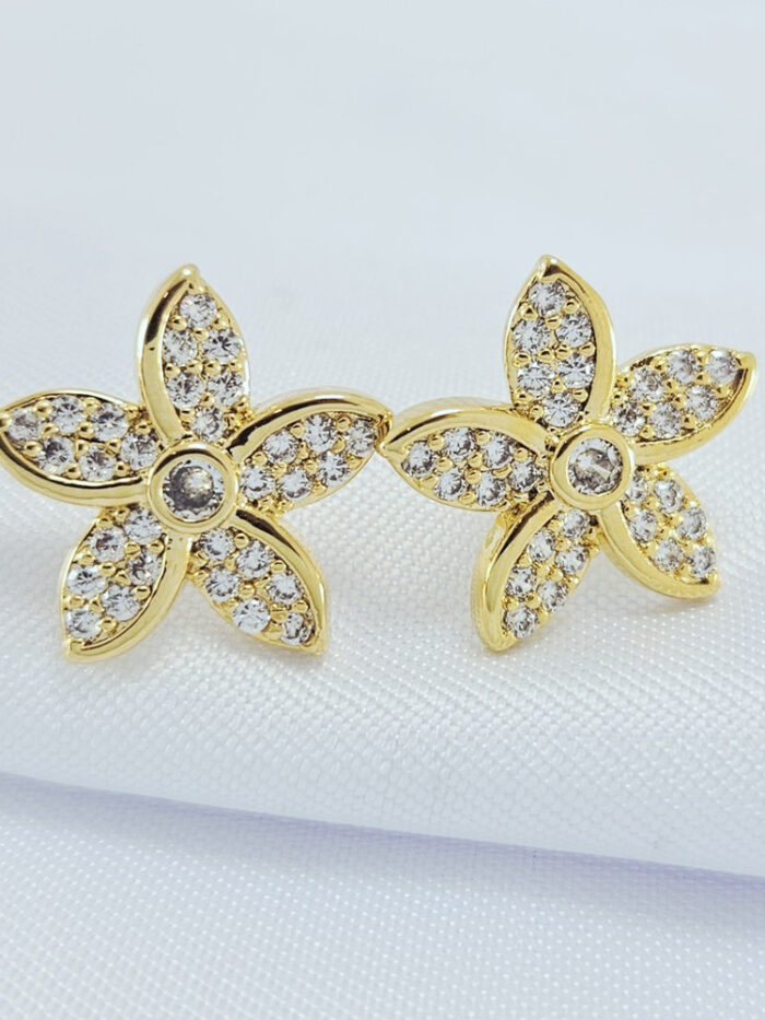 Brinco flor pétalas pontiaguda cravejada