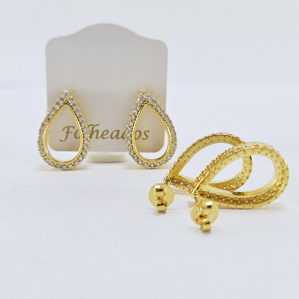 Brinco formato gota vazado cravejado