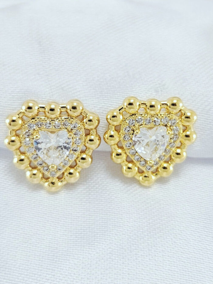 Brinco coração pedra cristal com detalhe bolinhas dourado