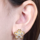 Brinco estilo flor com pedras baguete