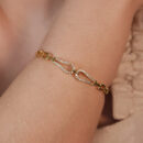 Bracelete com elos cravejado e detalhe quadrado vazado