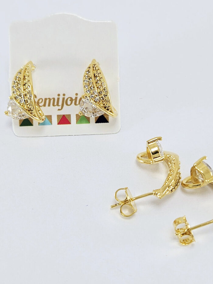 Brinco folha cravejado com detalhe gota