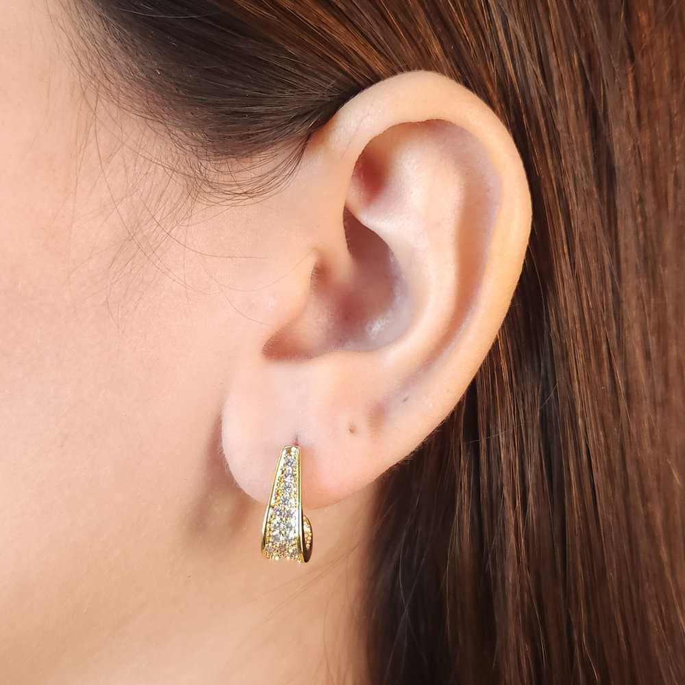 Brinco cravejada com base dourada