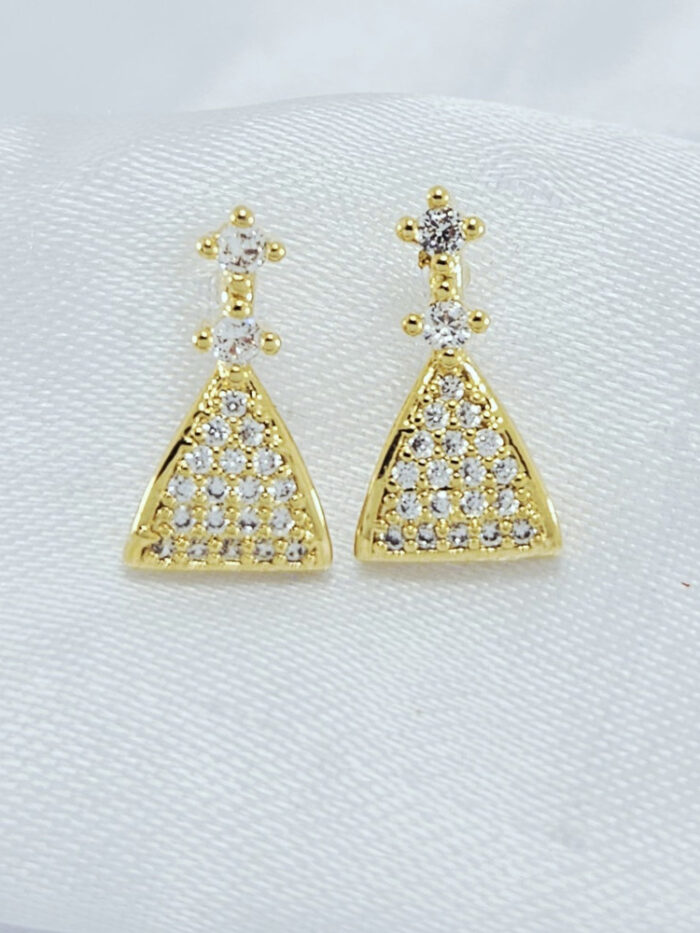 Brinco com base de pedra cristal cravejado