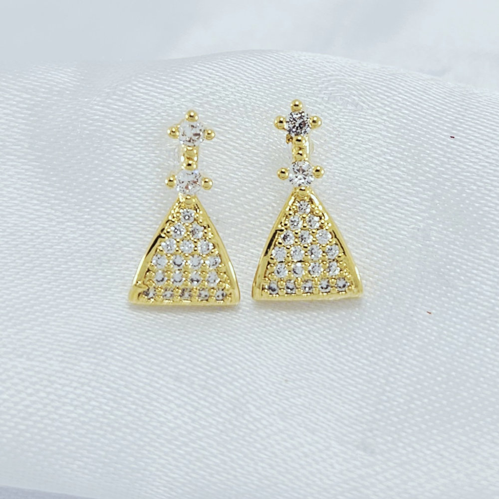 Brinco com base de pedra cristal cravejado