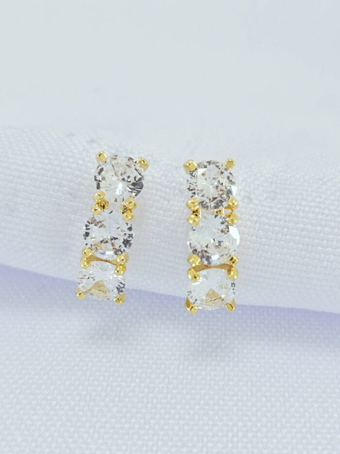 Brinco com trio de cristais detalhado