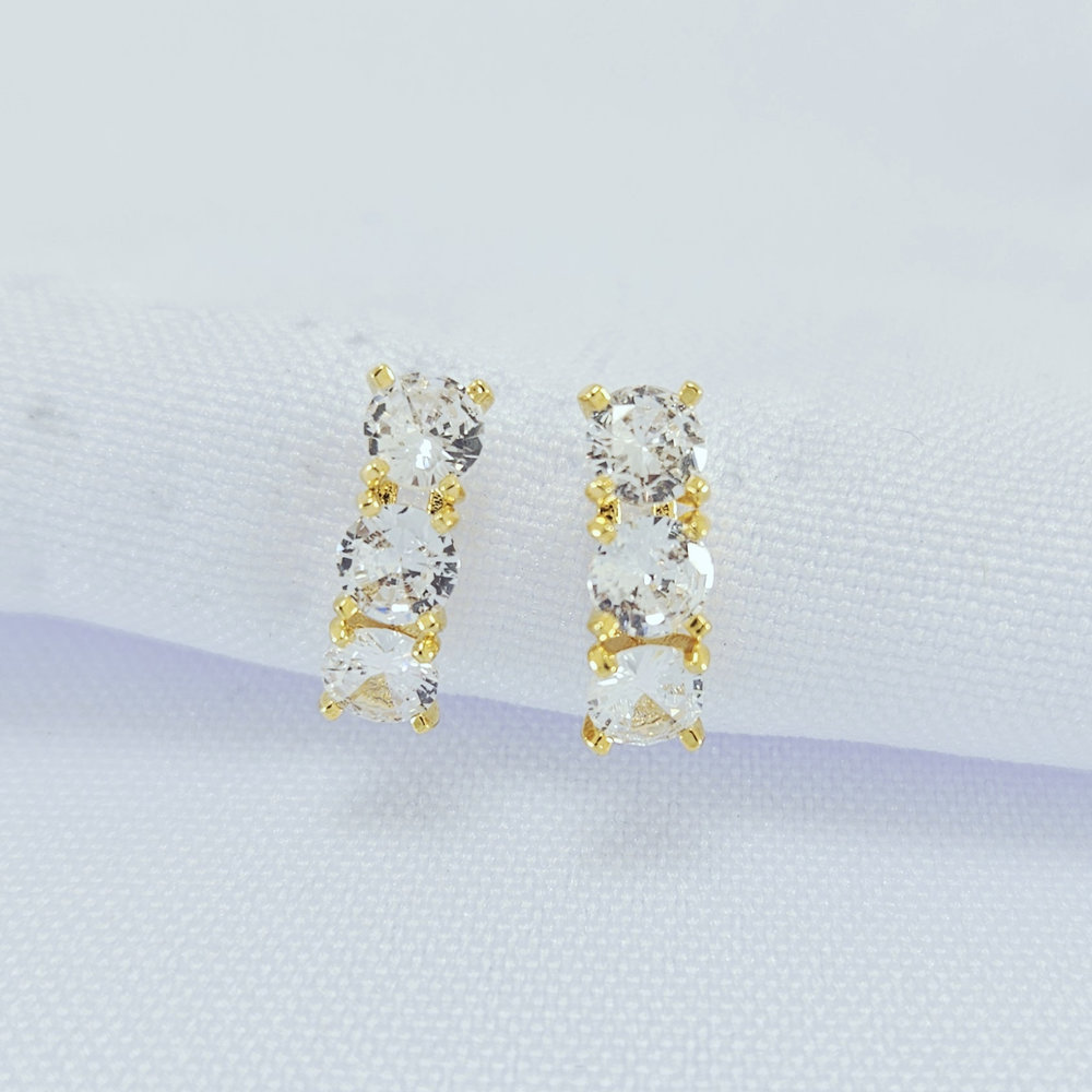 Brinco com trio de cristais detalhado