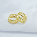 Brinco argola detalhes vazado na faixa