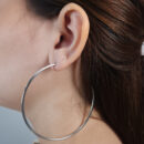 Brinco argola grande aberta fio liso quadrado