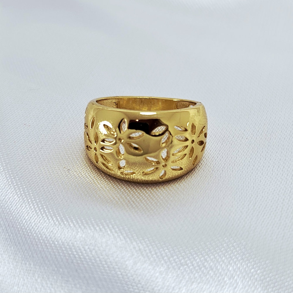 Anel com design vazado de rosas