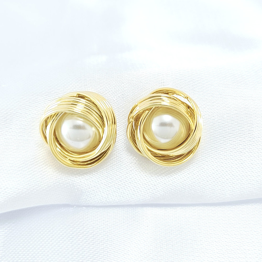 Brinco pérola com fios dourados