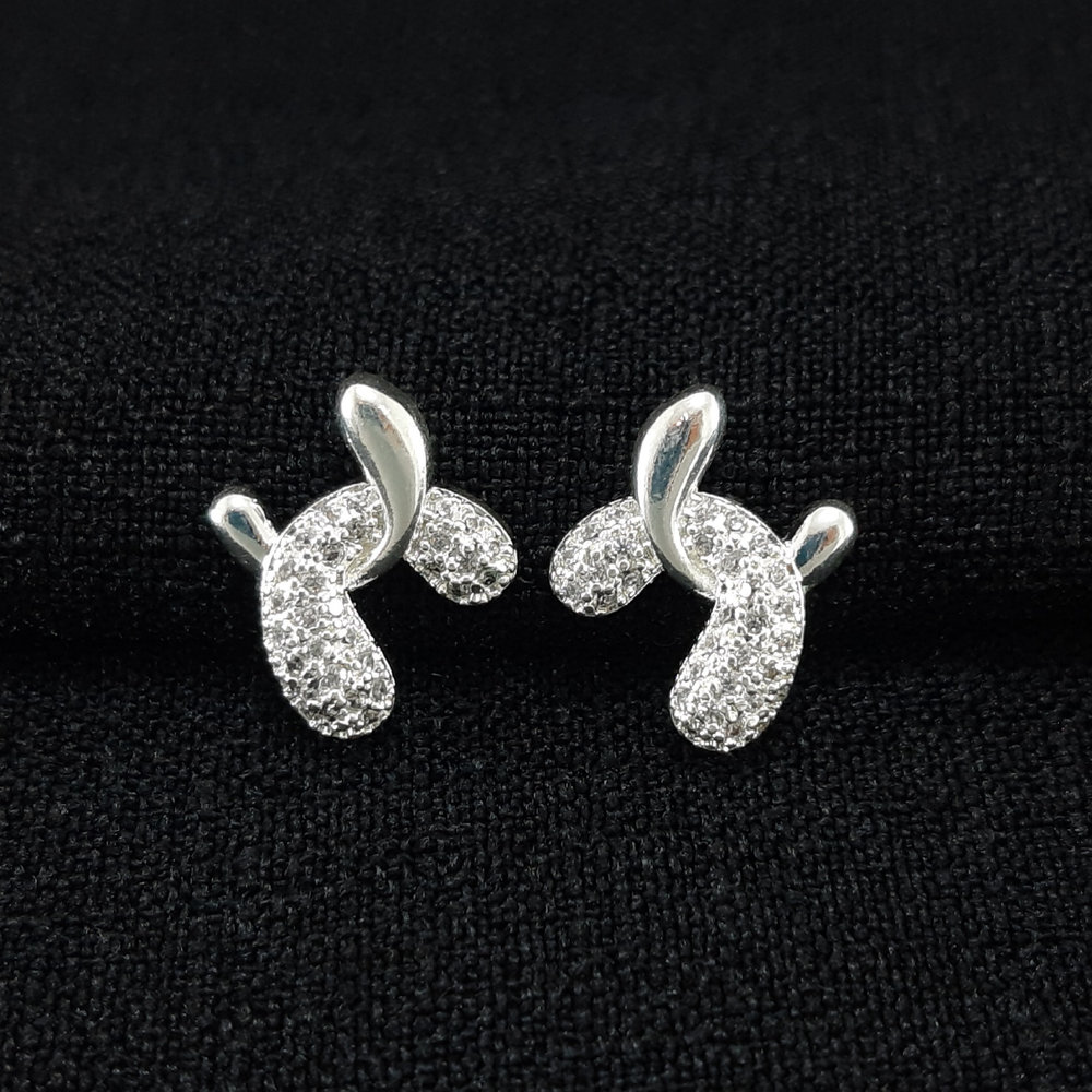 Brinco entrelaçado fio duplo cravejado e liso