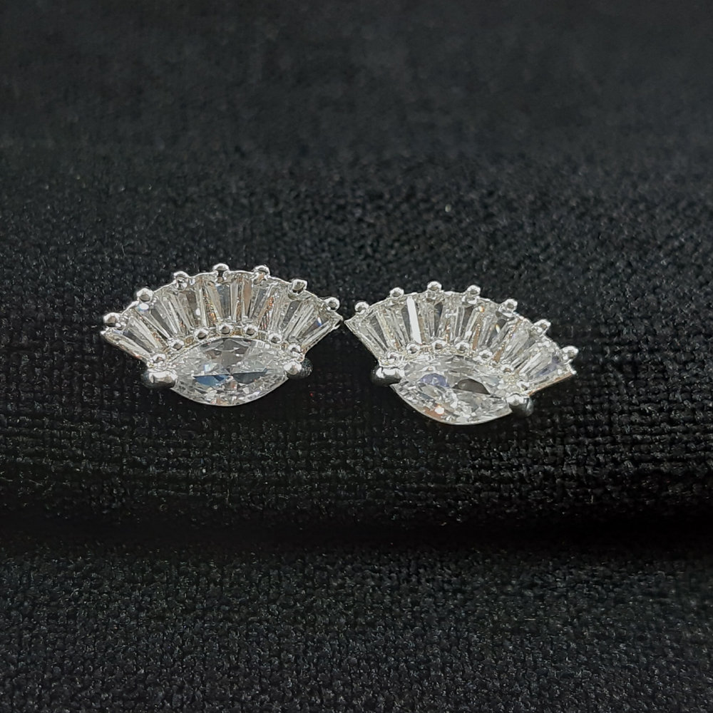 Brinco estilo leque com pedra cristal