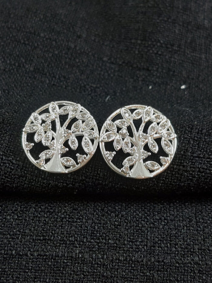 Brinco círculo com árvore e folhas cravejada
