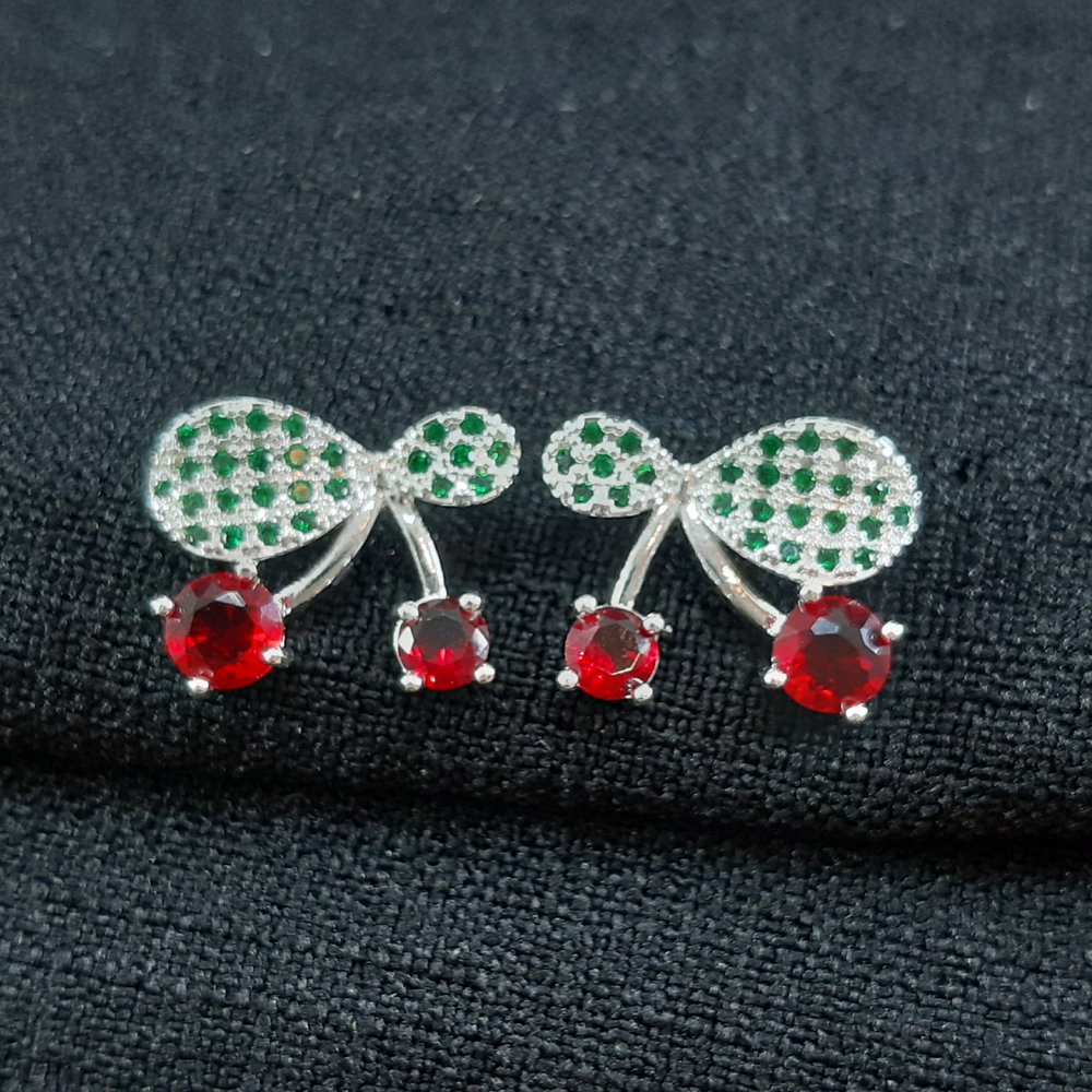 Brinco cereja detalhe cravejado