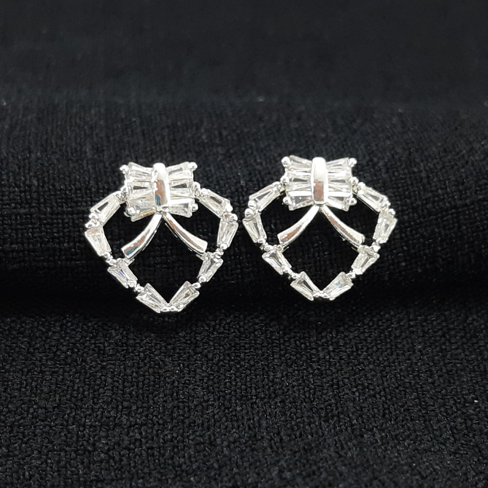 Brinco coração com base laço pedras cristais