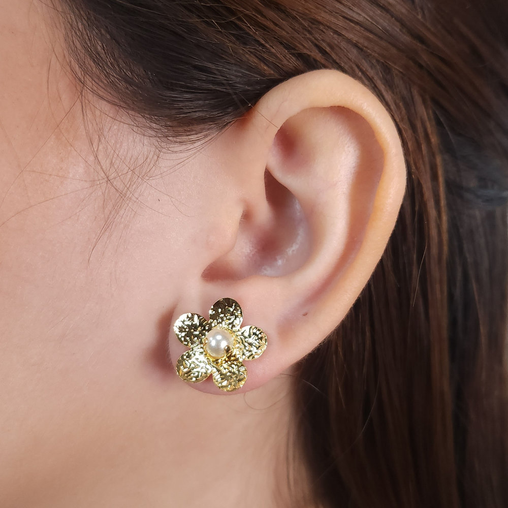 Brinco flor com pétalas onduladas e pérola