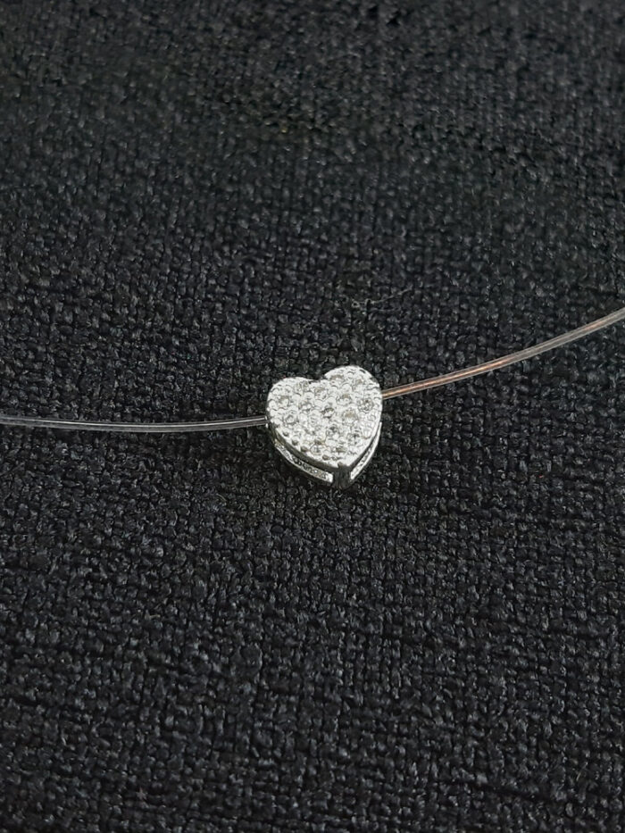 Gargantilha chocker fio nylon com coração cravejado