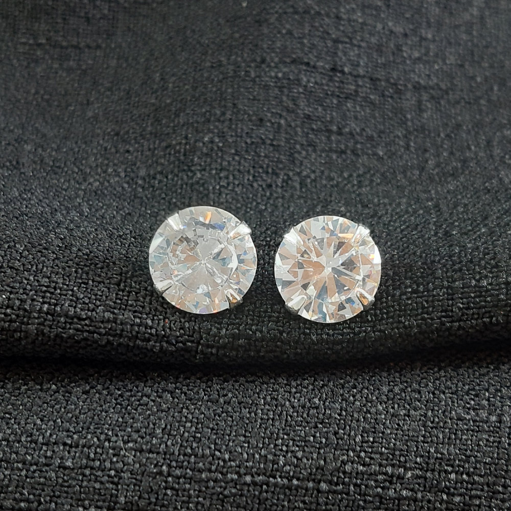 Brinco ponto de luz base prateada