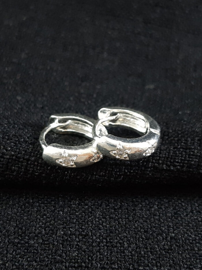 Argola prateada com detalhes estrela cravejada