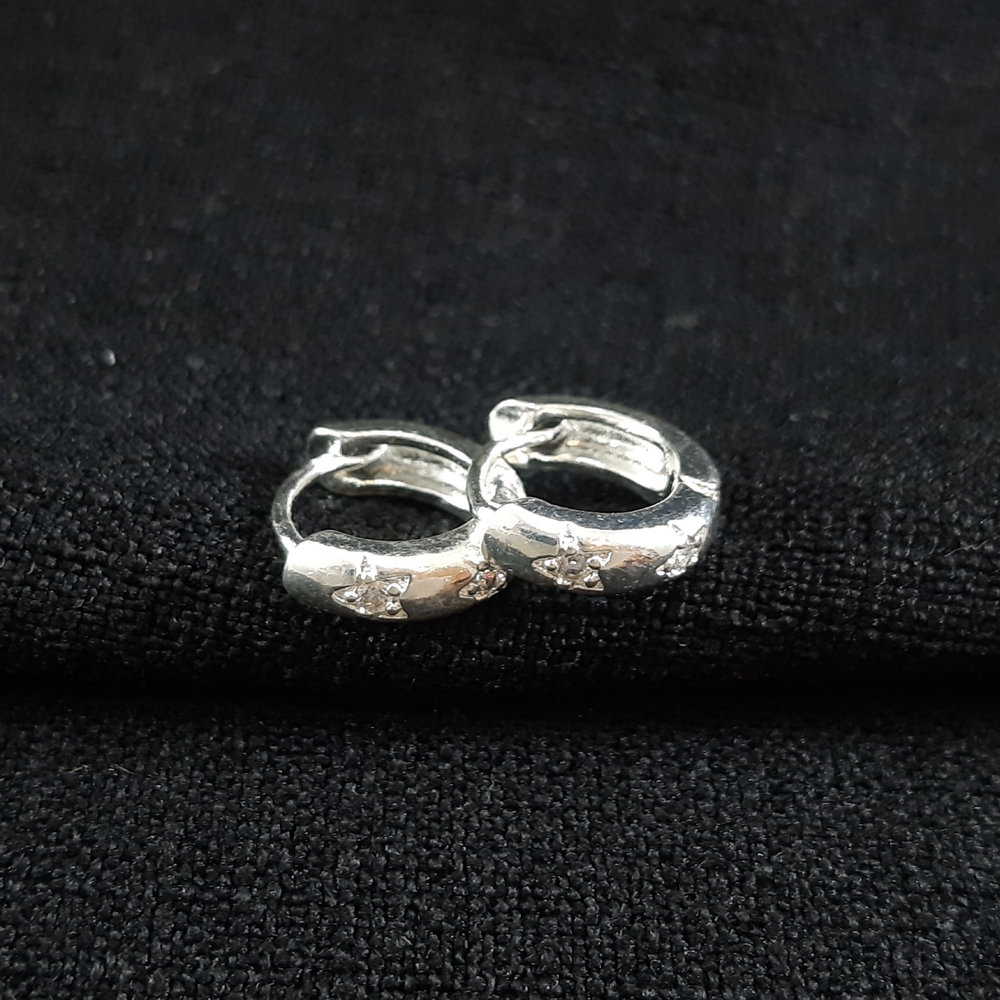 Argola prateada com detalhes estrela cravejada