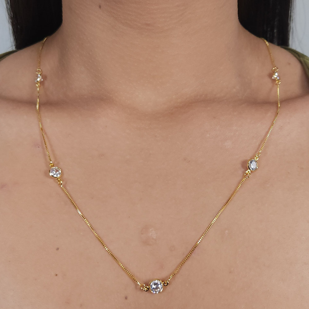 Gargantilha longuinho com ponto de luz