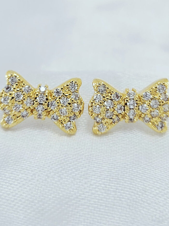 Brinco laço cravejado em zircônia