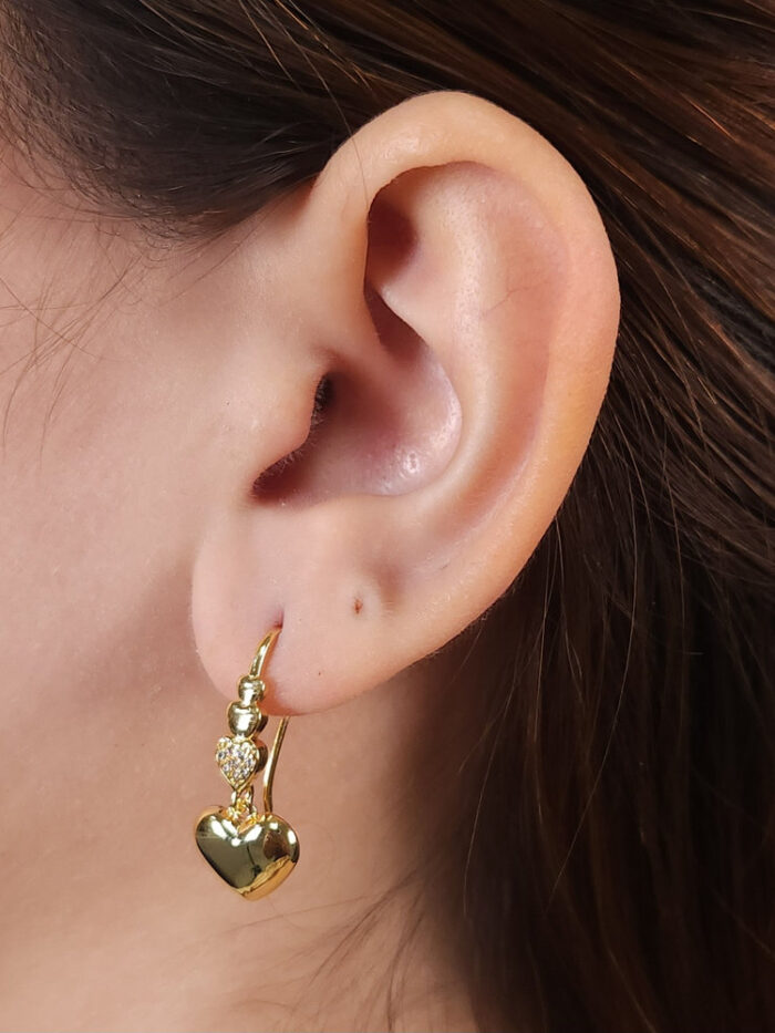 Brinco gancho fio com coração detalhado e liso