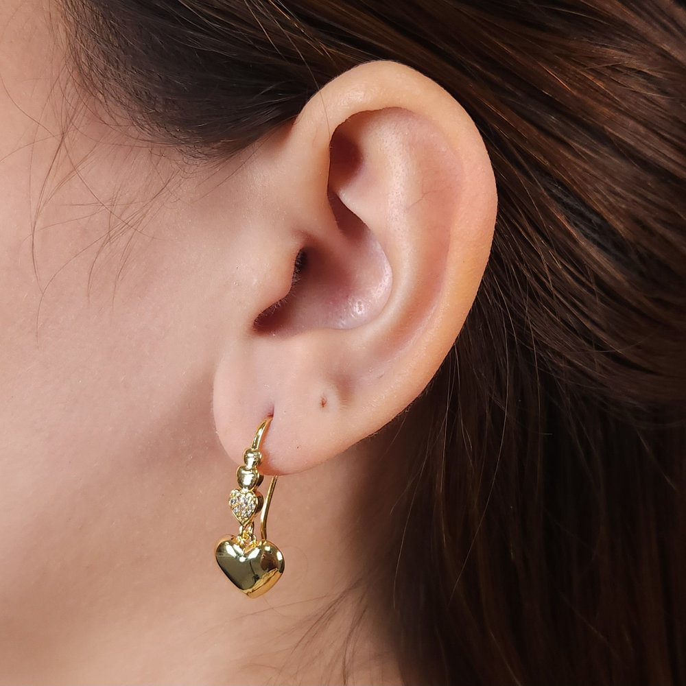 Brinco gancho fio com coração detalhado e liso