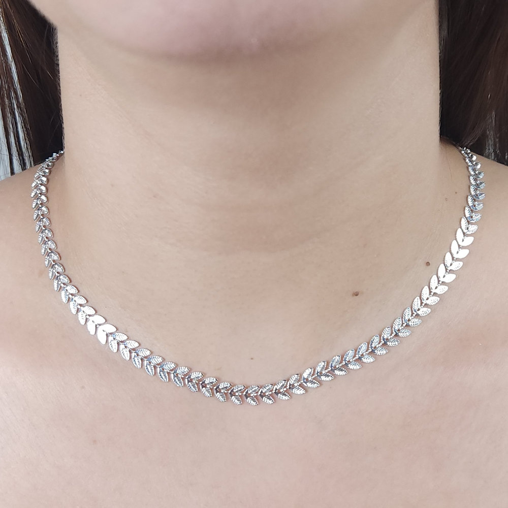 Gargantilha choker fio de folhas detalhado