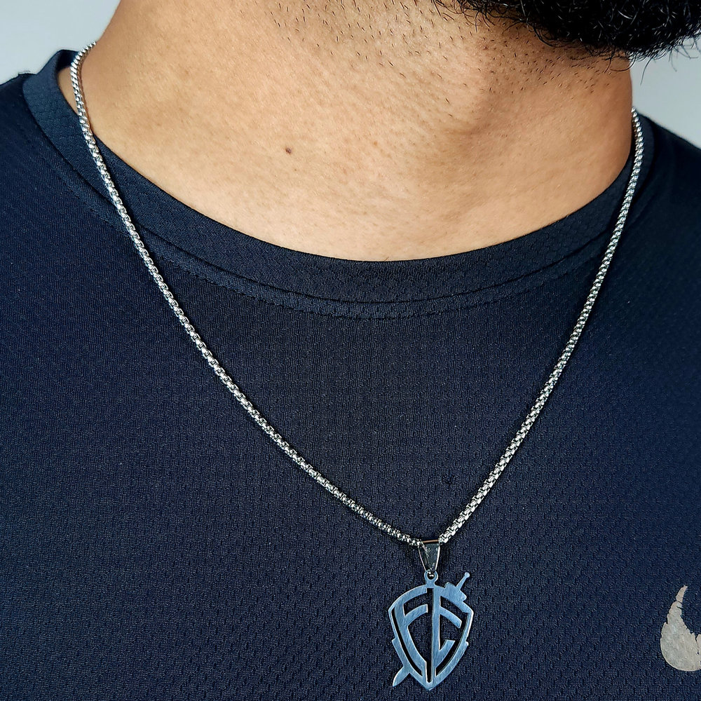 Cordão elo cartier com pingente escudo Fé